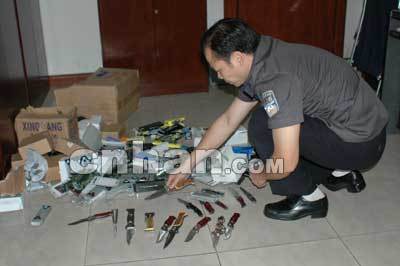 五金市场暗藏800管制刀具，市场监管亟待加强